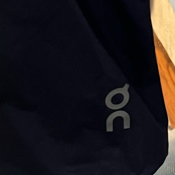 On Running Lightweight Windbreaker Jacket White Black Men’s XL - Picture 8 of 11